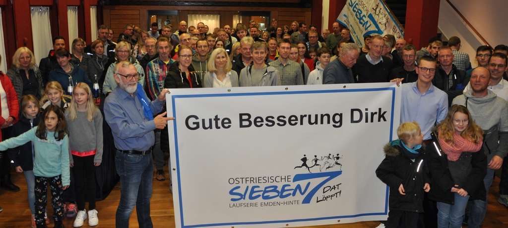 Dirk Damm, eine feste Größe im Emder Sport und Mitorganisator des noch jungen Wybelsumer Polderlaufs, konnte aus gesundheitlichen Gründen nicht dabei sein. Team und Teilnehmer der Laufserie wünschten ihm unübersehbar alles Gute. EZ-Bilder: Hitschke