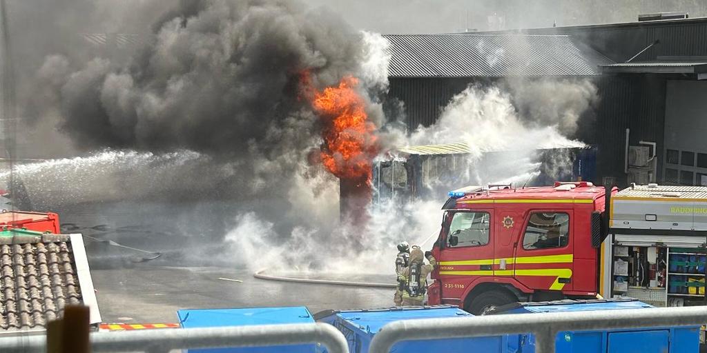 En brand bröt ut i en container som innehåller litiumbatterier. (Bild: Läsarbild)