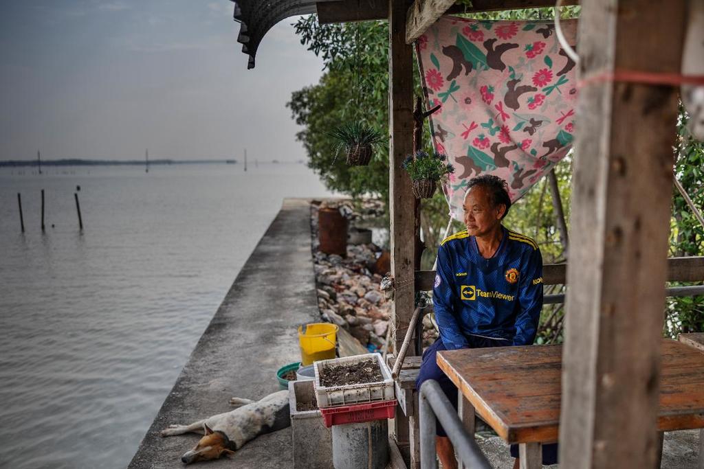Somchai Damaipakorbkul har sett hur hennes by och omkringliggande odlingar hamnat under vatten. (Bild: Jonas Gratzer)
