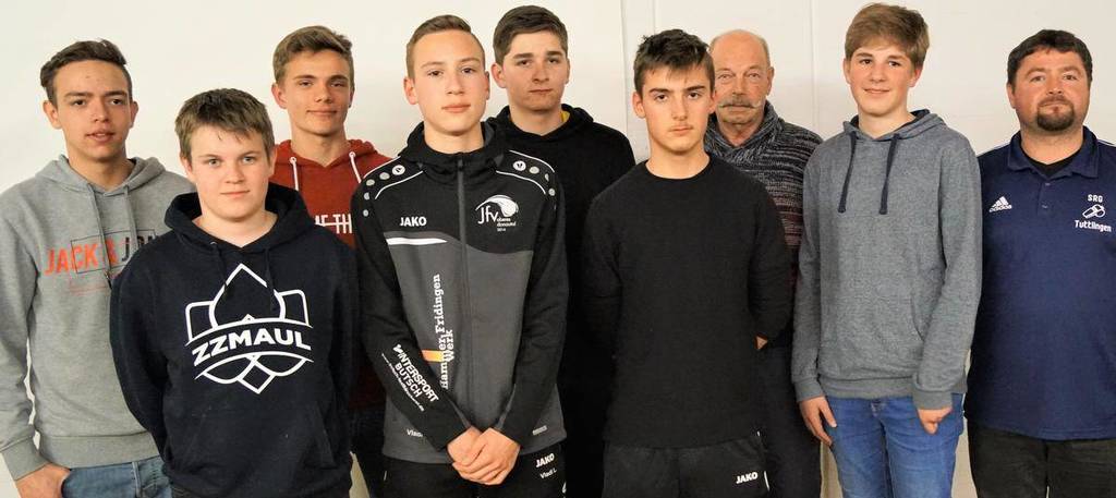 Die Schiedsrichter-Neulinge (es fehlt Lukas Leis) zusammen mit dem Tuttlinger Ausschussmitglied Kai-Uwe Villing (rechts) und Verbandslehrwart Horst Ebel (Dritter von rechts). (Foto: Waibel)