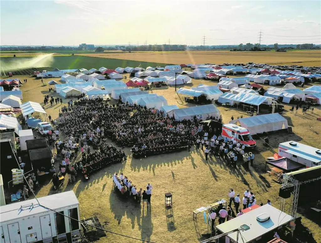 Für vier Tage entsteht eine komplette Zeltstadt: Die Kreisjugendfeuerwehr trifft sich bei Biblis.<b>Bild: Jutta Fellbaum</b>