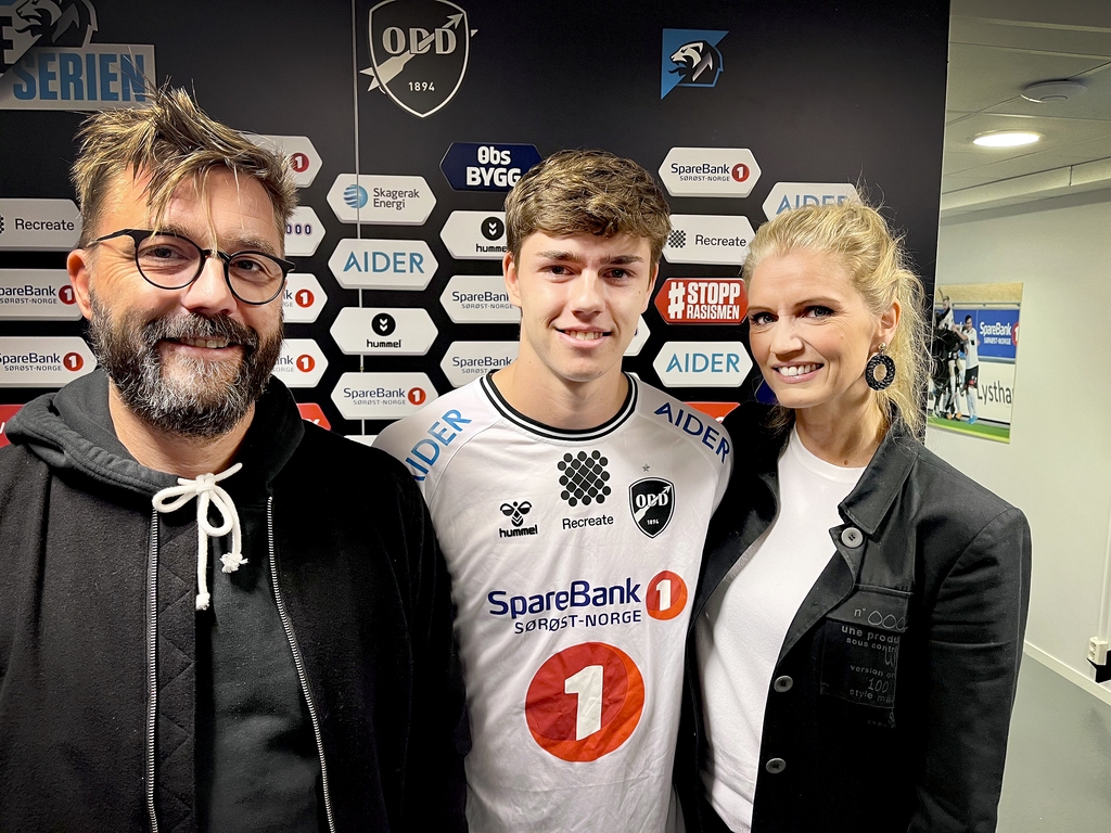 FIKK BELØNNING: Samuel Skree Skjeldal har aldri vært den største stjernen, men han har alltid vært seriøs og jobbet hardt. Nå har han nådd guttedrømmen og fått proffkontrakt med                         Odd - klubben han har spilt for siden han var seks år. Her sammen med pappa Eskil og mamma Synnøve.FOTO: Hans Eivind Øygarden FIKK BELØNNING: Samuel Skree Skjeldal har aldri vært den største stjernen, men han har alltid vært seriøs og jobbet hardt. Nå har han nådd guttedrømmen og fått proffkontrakt med                         Odd - klubben han har spilt for siden han var seks år. Her sammen med pappa Eskil og mamma Synnøve.FOTO: Hans Eivind Øygarden