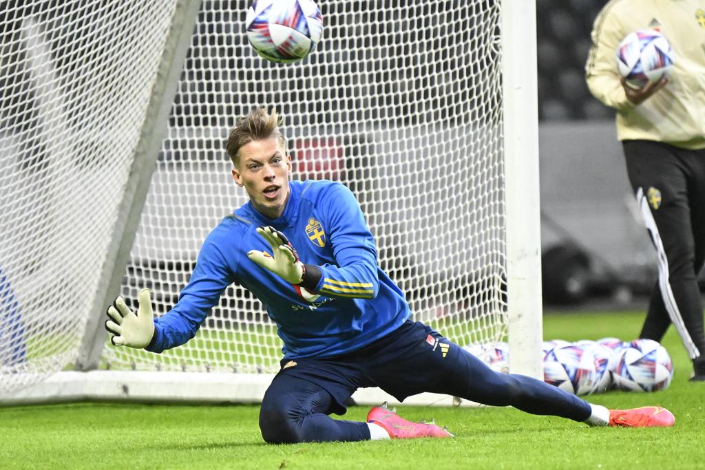 PÅ PLASS: I Norge har han blitt kjent, men i Sverige er Leopold Wahlstedt den «ukjente». Her er han på sin første trening med det svenske landslaget på Friends Arena i Stockholm.FOTO: Fredrik Sandberg/TT